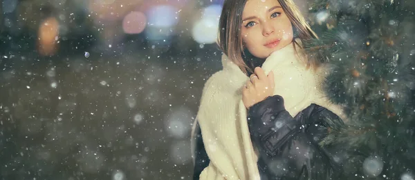 外面是降雪城的妇女圣诞节 外面是降雪城的肖像画 年轻的模特儿摆出节日的模样 — 图库照片