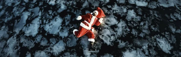 Santa Claus Bruslení Ledě Jezera Uklouzl Leží Santa Ztroskotanec — Stock fotografie