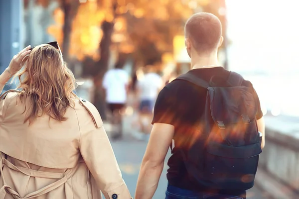 情侣在春城街上 漫步在城市 — 图库照片