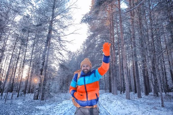 Homem Feliz Floresta Inverno Acenando Gesto Mão Visão Inverno Turismo — Fotografia de Stock