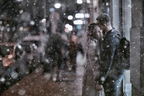 Pareja Enamorada Invierno Budapest Turismo Hungría Una Pareja Joven Paseo —  Fotos de Stock