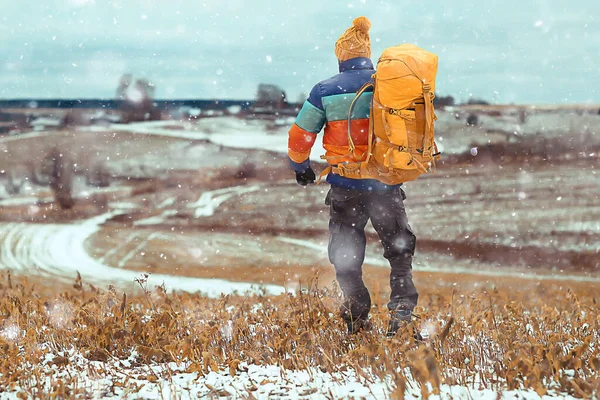 Turista Invierno Paisaje Nieve Chico Invierno Vista Viaje Aventura Libertad —  Fotos de Stock