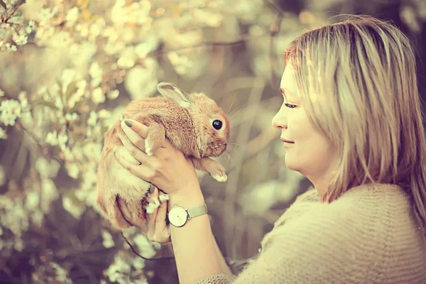 Весняний Погляд Дівчина Тримає Кролячі Великодні Привітання Красивий Фон Квітучому — стокове фото