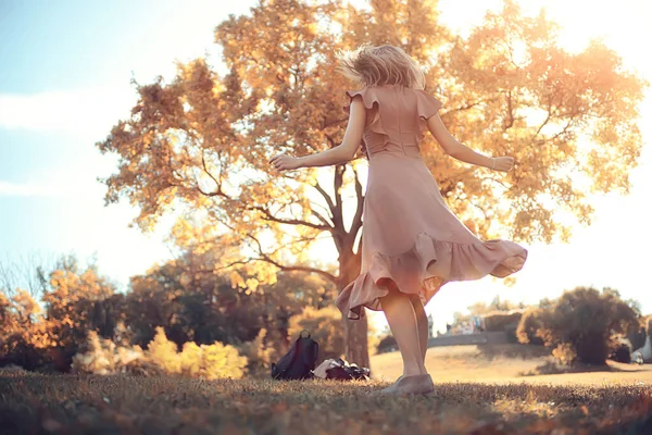 Glückliche Frau Herbstlook Junges Mädchen Draußen Herbststimmung — Stockfoto