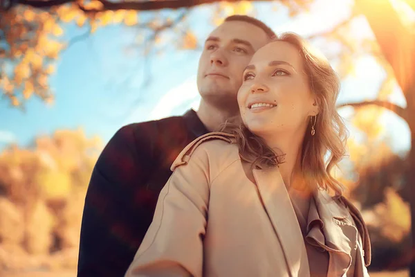 Amoureux Automne Parc Ensoleillé Les Gens Paysage Sur Une Promenade — Photo