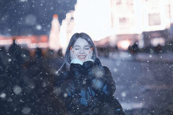 Dışarıda Kar Yağışlı Kadın Şehri Karlı Şehir Portresi Şenlikli Poz — Stok fotoğraf