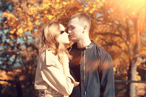 Amoureux Automne Parc Ensoleillé Les Gens Paysage Sur Une Promenade — Photo