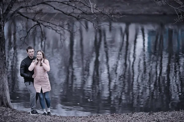 Pareja Enamorada Parque Primavera Árboles Sin Hojas Principios Primavera Otoño —  Fotos de Stock