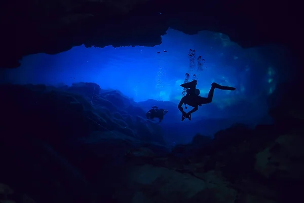 Höhlentauchen Taucher Unter Wasser Dunkle Höhle Höhlenlandschaft — Stockfoto