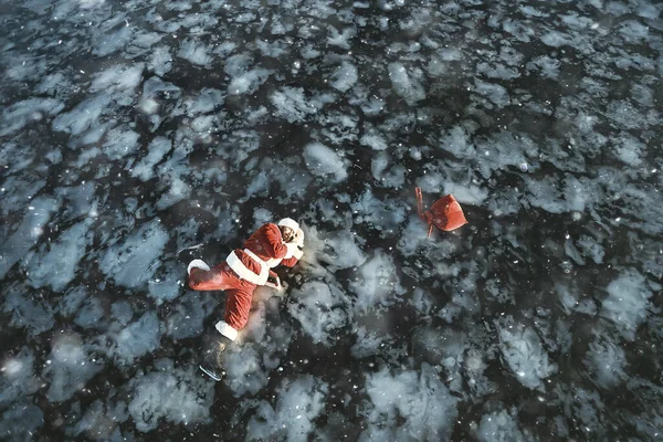 Santa Claus Bruslení Ledě Jezera Uklouzl Leží Santa Ztroskotanec — Stock fotografie