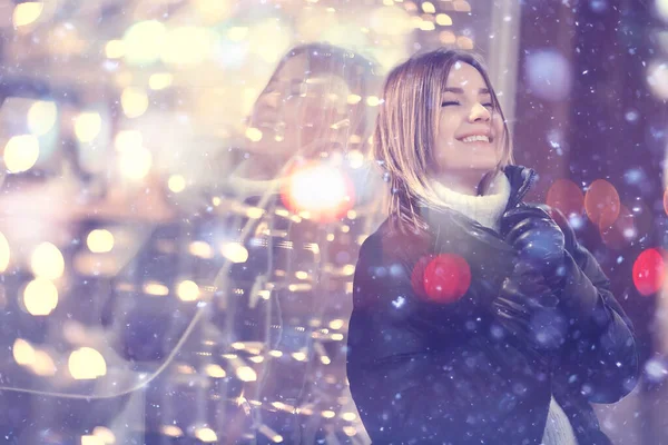 Snowfall Woman City Christmas Πορτρέτο Της Πόλης Χιονόπτωση Μοντέλο Εορταστική — Φωτογραφία Αρχείου