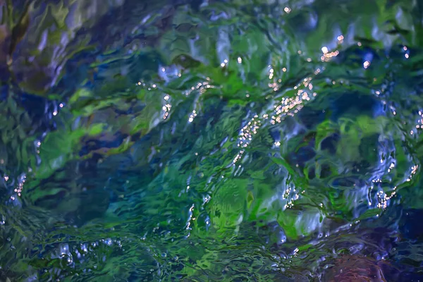 Разноцветная Текстура Поверхности Водного Потока Чистая Вода Цветные Камни Дне — стоковое фото