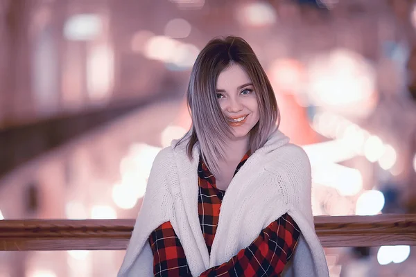 Retrato Uma Mulher Suéter Branco Inverno Sazonal Fora Cidade Passeio — Fotografia de Stock