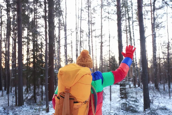 Hombre Feliz Bosque Invierno Saludando Gesto Mano Vista Invierno Turismo —  Fotos de Stock