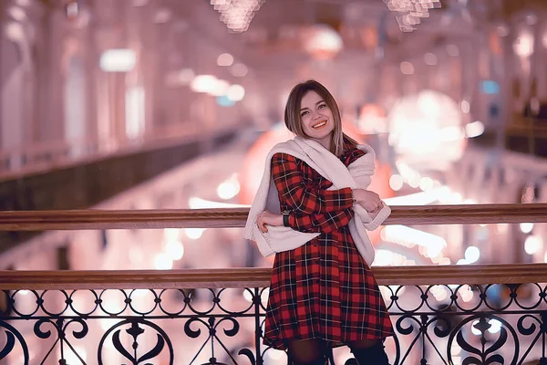 Retrato Una Mujer Suéter Blanco Invierno Paseo Fuera Ciudad Temporada — Foto de Stock