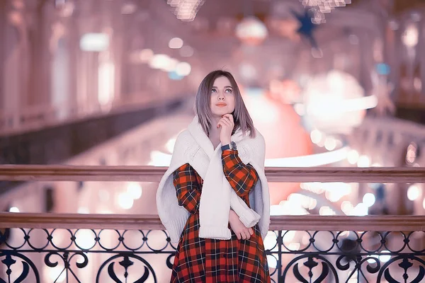 Retrato Uma Mulher Suéter Branco Inverno Sazonal Fora Cidade Passeio — Fotografia de Stock