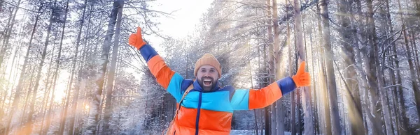 Homem Feliz Floresta Inverno Acenando Gesto Mão Visão Inverno Turismo — Fotografia de Stock