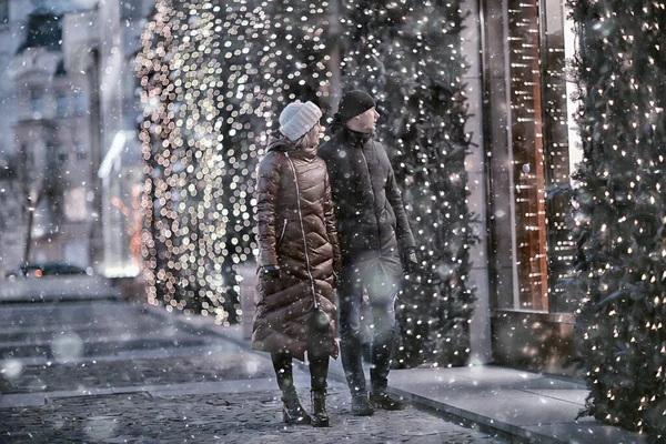 Milenci Pár Nový Rok Ulice Chůze Zimní Noci Městě — Stock fotografie
