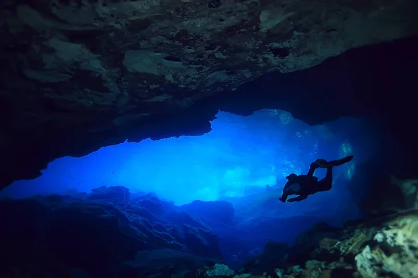 Tauchen Den Cenoten Mexiko Gefährliche Höhlentauchen Auf Yucatan Dunkle Höhlenlandschaft — Stockfoto