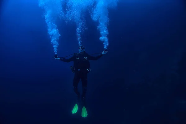 Taucher Atmet Luft Unter Wasserblasen Gibt Gas Landschaft Unter Wasser — Stockfoto