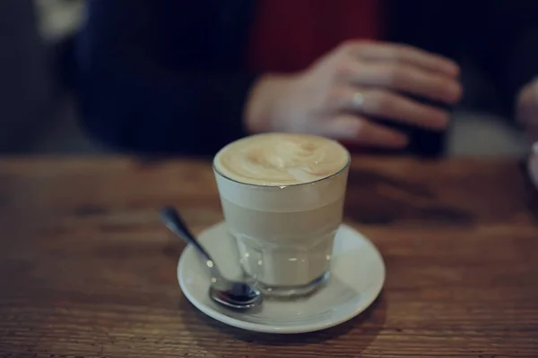 Filiżanka Cappuccino Kawiarni Dłoniach Kawa Wnętrzu Restauracji — Zdjęcie stockowe