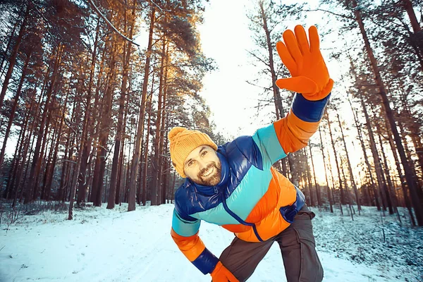 Homem Feliz Floresta Inverno Acenando Gesto Mão Visão Inverno Turismo — Fotografia de Stock