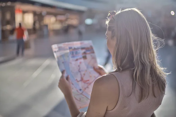 城市里的游客带着地图 旅游城市地图旅游 — 图库照片