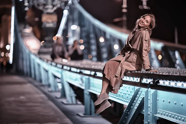 Dziewczyna Płaszczu Rzut Oka Wiosna Nocny Spacer Budapest Łańcucha Mostu — Zdjęcie stockowe