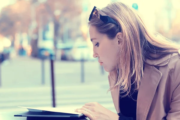 Portrait Printanier Une Fille Avec Beau Bokeh Heureuse Belle Femme — Photo