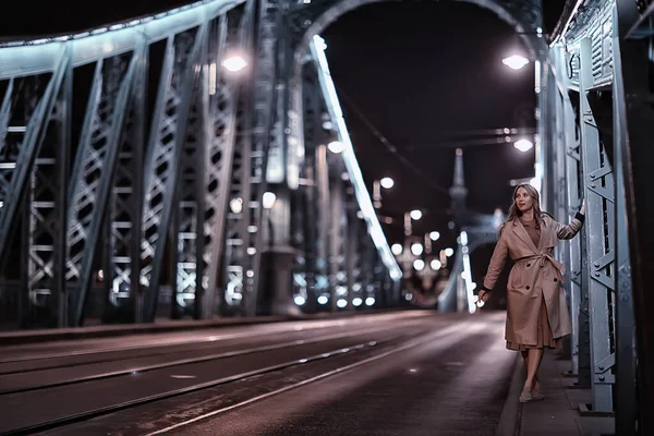 コートを着た女の子春の目ブダペストの鎖橋の風景の中を夜歩くと — ストック写真