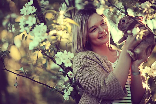 Olhar Primavera Menina Segurando Uma Páscoa Coelho Saudações Belo Fundo — Fotografia de Stock