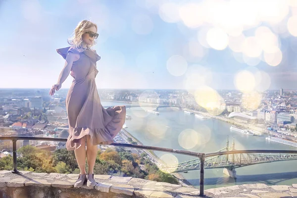 Будапештская Летняя Девочка Панорамный Вид Столицу Венгрии Дунайский Мост Холм — стоковое фото