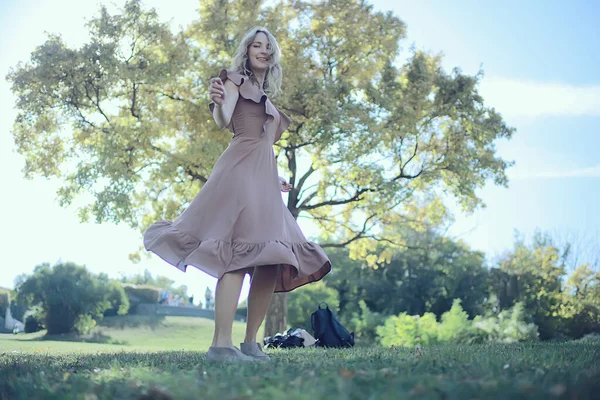 Fille Bonheur Robe Style Urbain Marchant Dans Look Italien — Photo