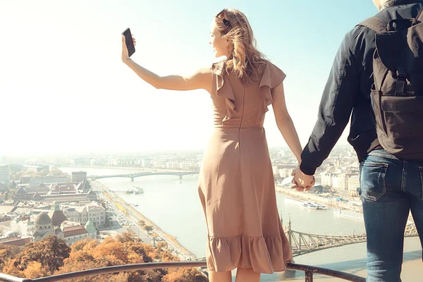 Paar Verliebt Frühlingsspaziergang Junge Und Mädchen Städtereisen Saisonalen Look — Stockfoto