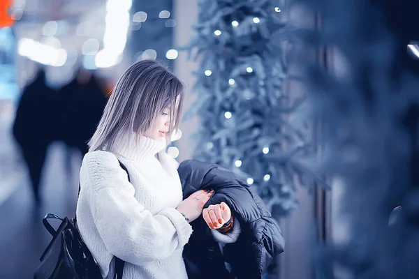 Meisje Kerstverlichting Avond Versierde Stad Een Jong Model Achtergrond Van — Stockfoto