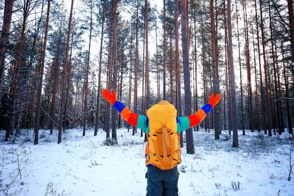 Homem Feliz Floresta Inverno Acenando Gesto Mão Visão Inverno Turismo — Fotografia de Stock