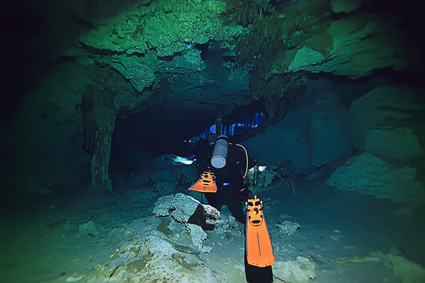 Підводна Світова Печера Каньйону Юкатан Темний Пейзаж Під Землею Дайвер — стокове фото