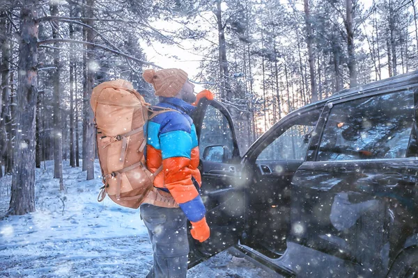 Senderismo Bosque Deportivo Invierno Extremo Viajero Masculino Con Una Mochila — Foto de Stock