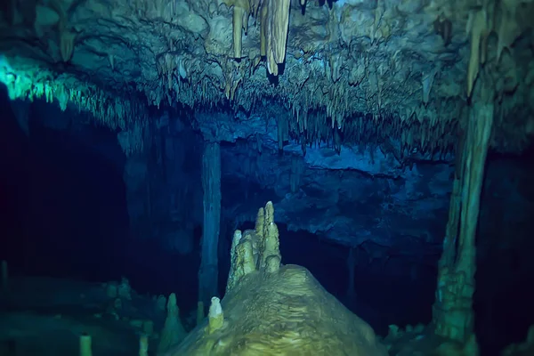 종유석 동굴에서 잠수하는 유카탄 멕시코 세노테의 — 스톡 사진