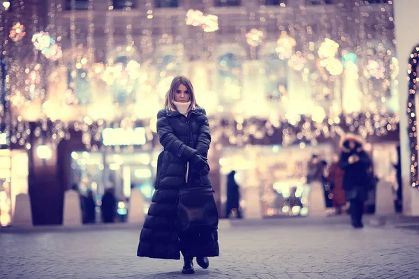 Menina Luzes Natal Noite Decorada Cidade Modelo Jovem Fundo Decorações — Fotografia de Stock