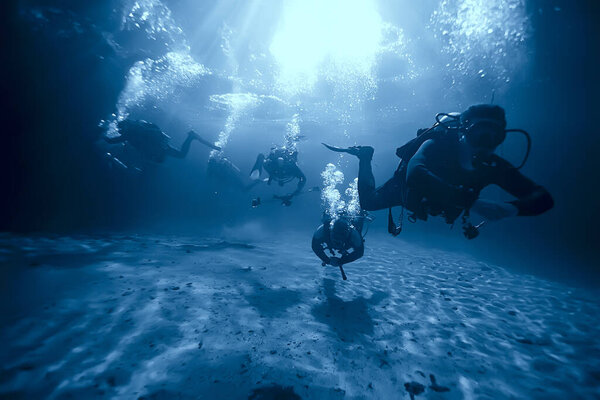 группа дайверов в грязной плохо чистой воде, опасное дайвинг
