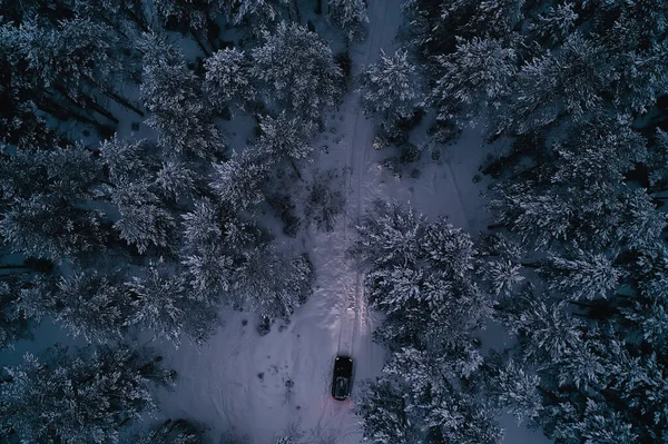 Samochód Lesie Zimą Widok Góry Helikopter Zdjęcie Samolotu Krajobraz Zimowy — Zdjęcie stockowe