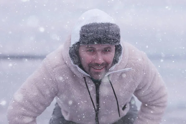 Een Man Schaatst Het Ijs Van Een Bevroren Meer Natuur — Stockfoto
