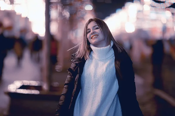 Porträtt Kvinna Vit Tröja Vinter Säsongsbetonad Utanför Staden Promenad Kvällen — Stockfoto