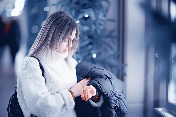 Porträtt Kvinna Vit Tröja Vinter Säsongsbetonad Utanför Staden Promenad Kvällen — Stockfoto