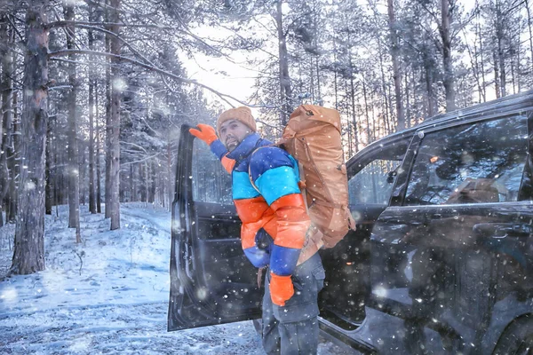 Hiking Sport Forest Extreme Winter Male Traveler Backpack Next Car — Stock Photo, Image