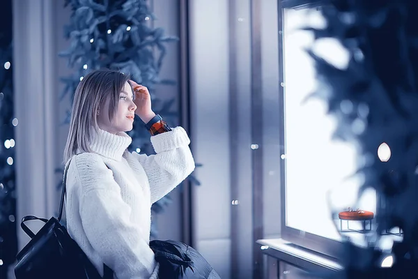 Fille Lumières Noël Ville Décorée Soir Jeune Modèle Sur Fond — Photo