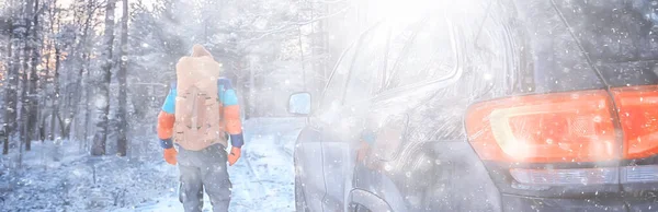 Escursionismo Sport Foresta Estremo Inverno Viaggiatore Maschio Con Uno Zaino — Foto Stock