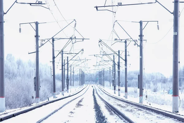 冬の鉄道風景鉄道のレールとワイヤーの眺め冬の配達方法 — ストック写真