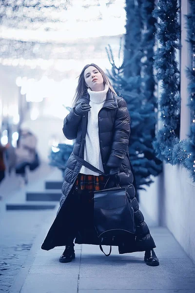 Karácsonyi Bevásárló Lány Város Fiatal Modell Esti Ajándék Vásárlás Szezonális — Stock Fotó